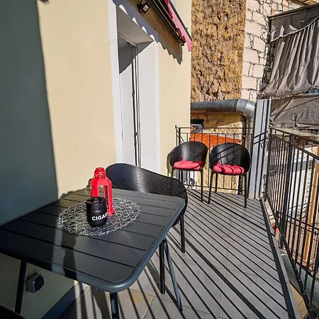 Sleek And Stylish With Sea View - Two Bedroom With Balcony アパート ウマグ