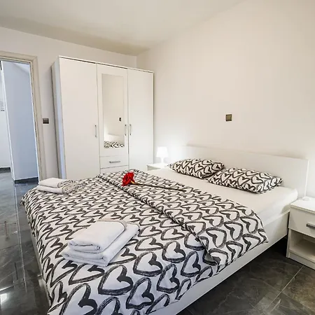 Sleek And Stylish With Sea View - Two Bedroom With Balcony アパート
