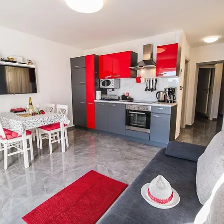 Sleek And Stylish With Sea View - Two Bedroom With Balcony アパート