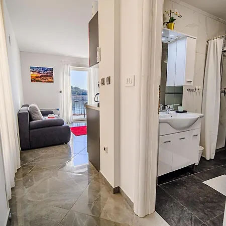 Daire Sleek And Stylish With Sea View - Two Bedroom With Balcony *