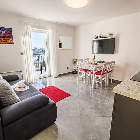 Sleek And Stylish With Sea View - Two Bedroom With Balcony Umag