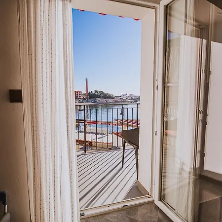 Sleek And Stylish With Sea View - Two Bedroom With Balcony Daire