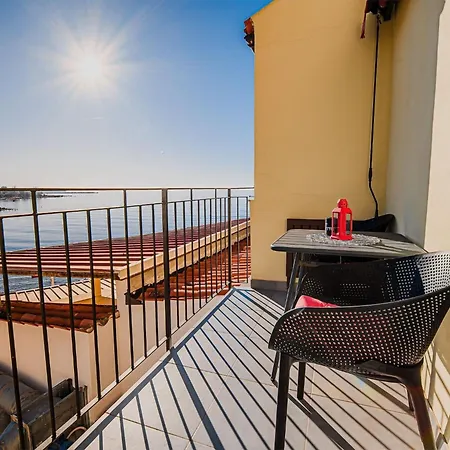 Daire Sleek And Stylish With Sea View - Two Bedroom With Balcony